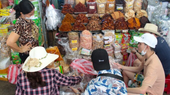 Food heaven in Da Nang Con market