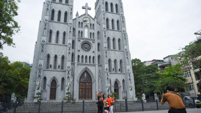Hanoi Cathedral has an ancient look thanks to its antique imitation paint￼