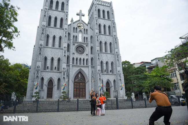 hanoi cathedral, hanoi travel guide, hanoi cathedral has an ancient look thanks to its antique imitation paint￼