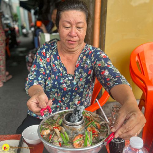 ấm bụng ngày mưa với nồi lẩu than hàng xanh chua chua cay cay ăn quên lối về