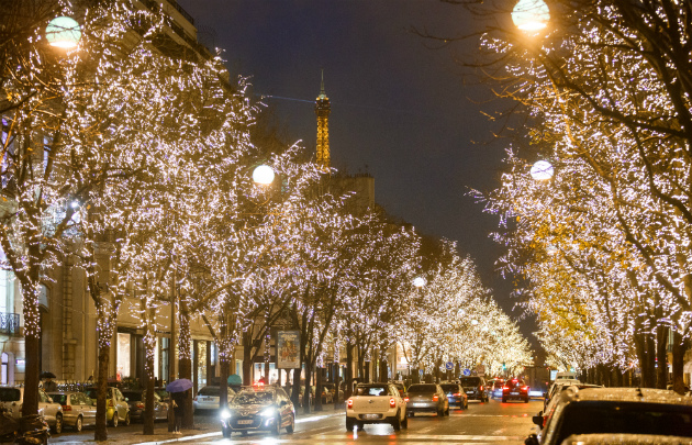 Những Chuyển Biến đầy Màu Sắc Của Paris Khi Giáng Sinh Về