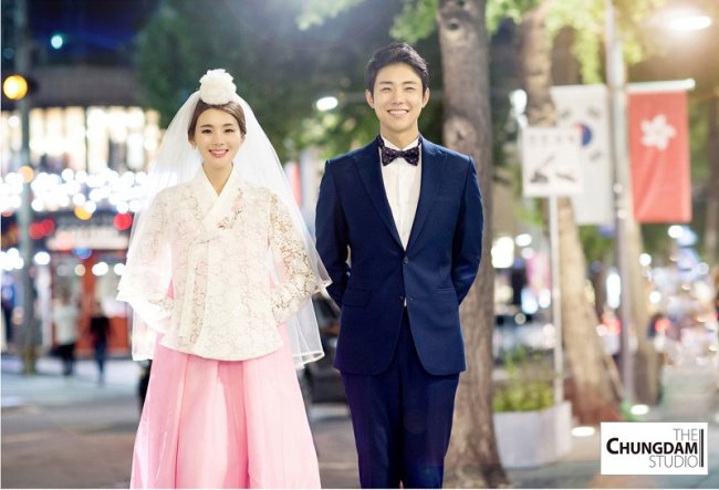Hình ảnh cưới Hàn Quốc luôn mang đến sự trang trọng, đẹp đẽ và lãng mạn. Hãy cùng ngắm nhìn những khoảnh khắc lãng mạn của đôi uyên ương trong bộ ảnh chụp cưới tại Hàn Quốc, để cảm nhận sự đậm chất văn hoá, tục lệ của đất nước này nhé!