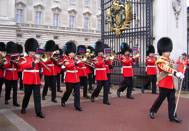 Nghi Thức đổi Gác Cung điện Buckingham - đừng Bỏ Lỡ Khi đến London
