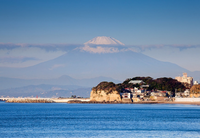 kamakura - thành phố yên bình với đền chùa, biển xanh và cát trắng