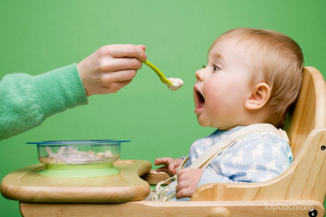 cho trẻ ăn thô, ăn thô, nên tập cho trẻ ăn thô vào giai đoạn nào