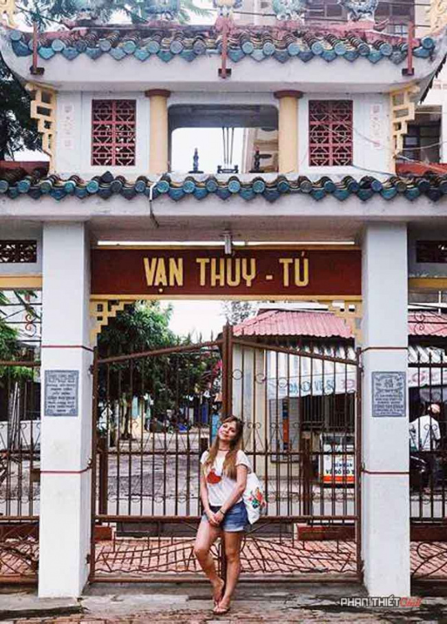 van thuy tu palace – a sacred feature in a fishing village