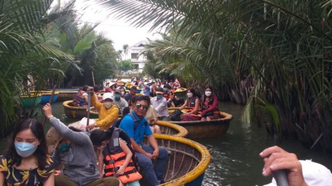 Guests like herding buffalo, rowing basket boats in Hoi An