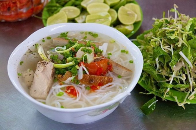 fish noodles with pickled fish, khanh hoa, nha trang specialties, pickled fish soup cake, travel to nha trang, the 40-year-old fish noodle shop attracts customers in nha trang