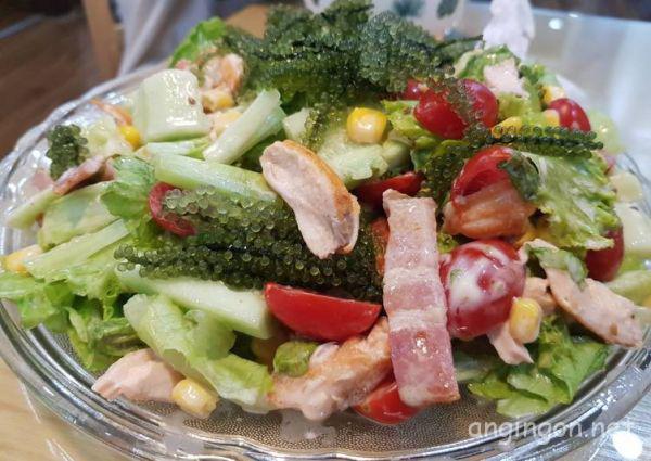 Cách làm Salad rong nho thịt hun khói