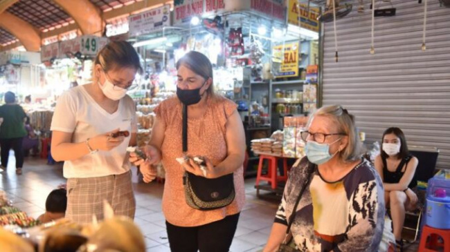 Market in Saigon was ‘happy again’, lights on until late at night