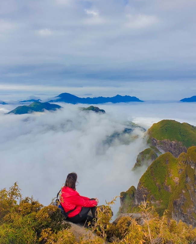 climbing experience, ngu chi son mountain, sapa destination, tourist attractions in lao cai, conquering ngu chi son mountain, ‘bathing’ yourself in a sea of ​​white clouds as beautiful as a paradise