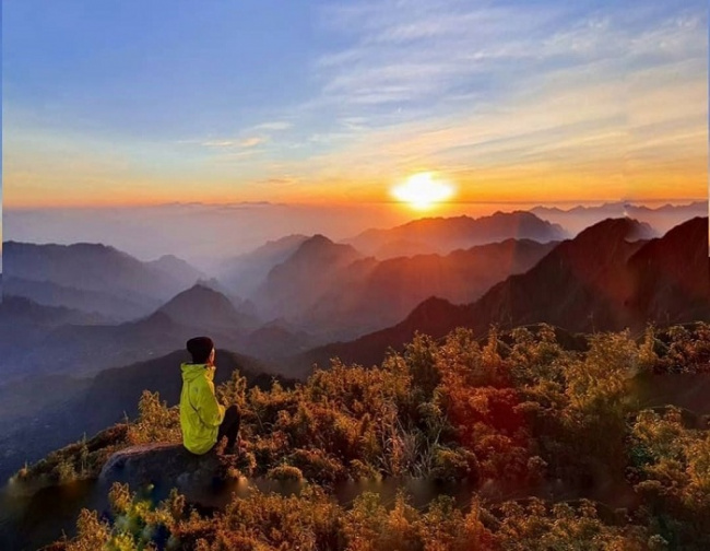 climbing experience, ngu chi son mountain, sapa destination, tourist attractions in lao cai, conquering ngu chi son mountain, ‘bathing’ yourself in a sea of ​​white clouds as beautiful as a paradise
