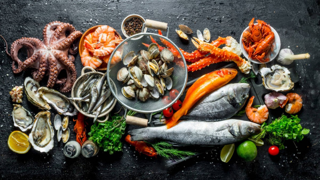 Ăn hải sản có mập không? 6 mẹo gọi món ăn ít calo khi đi du lịch biển