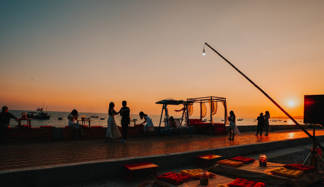 red sunset beach cafe quán cafe màu hoàng hôn bên biển mũi né
