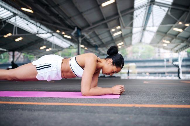 điểm danh những lợi ích thiết thực từ việc tập plank mang lại cho cả nam và nữ 