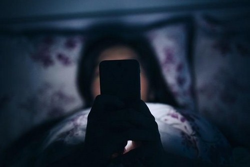 ngưng bấm điện thoại nếu bạn muốn ngủ thật ngon