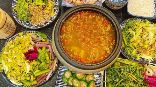 Delicious Vietnamese specialty hot pot dishes ‘out of dipping sauce’