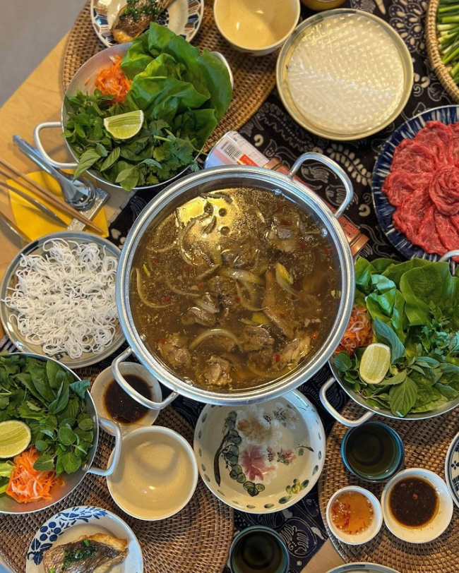 cooked duck hot pot, fish sauce hot pot, hotpot stingray, vietnamese cuisine, delicious vietnamese specialty hot pot dishes ‘out of dipping sauce’