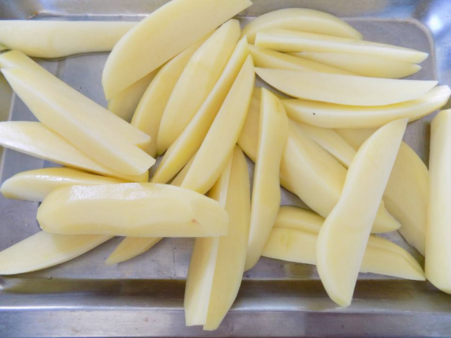 cách làm khoai tây chiên bơ tỏi giòn tan tại nhà