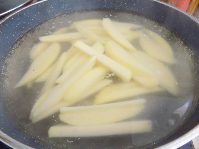 cách làm khoai tây chiên bơ tỏi giòn tan tại nhà