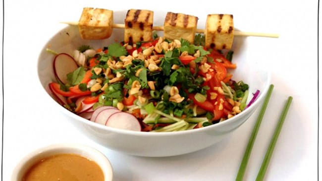 salad chay kiểu thái với sốt đậu phộng
