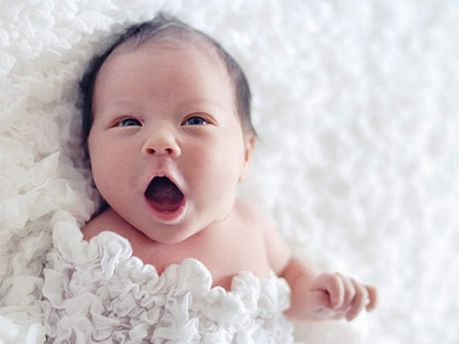 cách chăm sóc trẻ sơ sinh 4 tuần đầu đời để bé mau vào nếp ăn ngủ