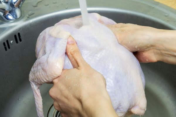 luộc gà với nước ‘xưa rồi’, mẹ chỉ cần dùng lá chanh và muối đảm bảo gà luộc vàng ươm, đậm vị