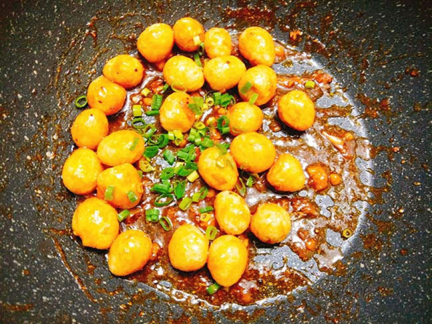 trứng cút sốt chua ngọt dễ làm, trôi cơm trong thời tiết nóng nực