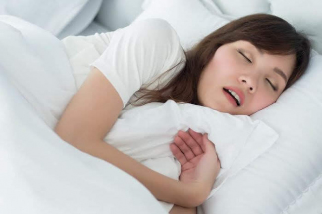 khi ngủ: tiếng ngáy khiến người nằm cạnh bị suy yếu hệ miễn dịch, mắc bệnh tim và thận