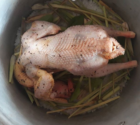 cách làm gà hấp muối sả chuẩn nhất, thịt mềm thơm, da giòn căng bóng