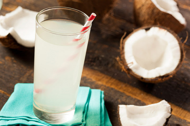10 lý do bạn nên bắt đầu uống nước dừa tươi mỗi ngày