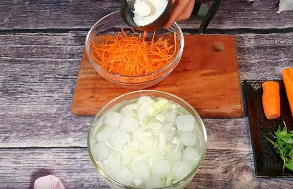 cách làm nộm gà xé phay với hành tây cà rốt đơn giản mà ngon miệng