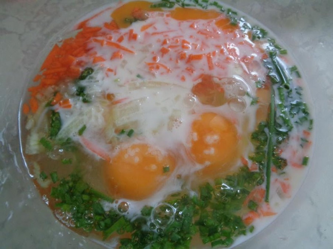trứng chiên cuộn cải bó xôi vừa ngon vừa đẹp, hấp dẫn cho con