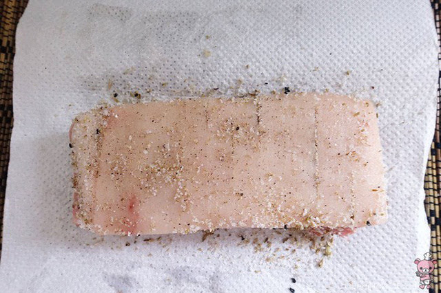 có thứ nguyên liệu quen thuộc bạn không thể ngờ được nó là bí quyết cho món thịt heo quay vàng ươm, giòn rụm