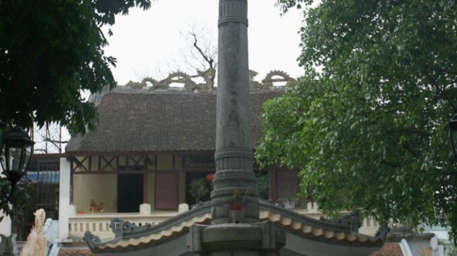 Statue of King Le by Guom Lake