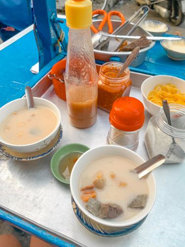 quán phá lấu “độc lạ” hơn 30 năm ở sài gòn: nấu bằng nước cốt dừa, chỉ bán 2 tiếng là hết sạch