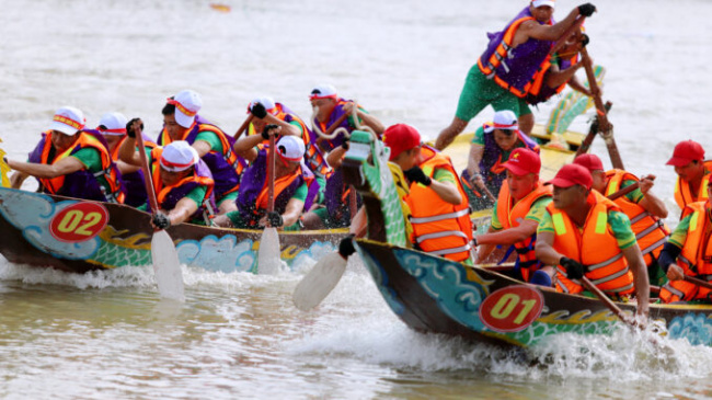 Boat racing festival on Rao Cai river