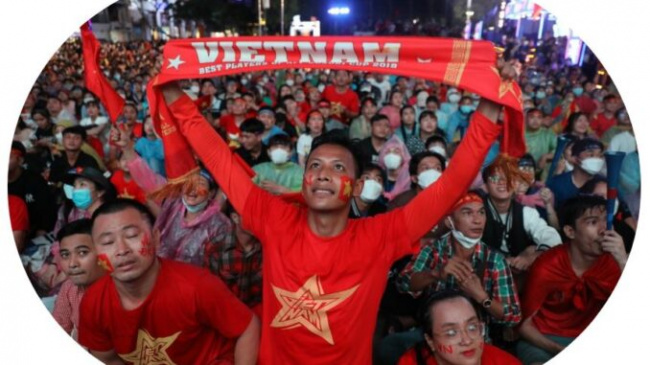 cheer, people of ho chi minh city, sea games 31, u23 vietnam, people in ho chi minh city and hanoi cheered for vietnam u23 in the rain