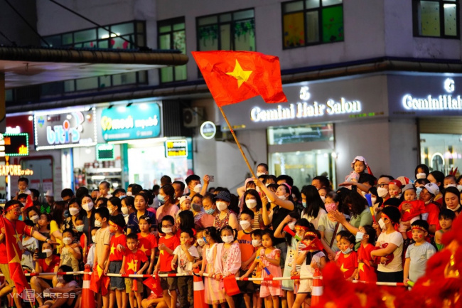 cheer, people of ho chi minh city, sea games 31, u23 vietnam, people in ho chi minh city and hanoi cheered for vietnam u23 in the rain