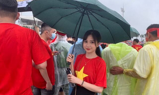 See the beautiful female fans cheering for U23 Vietnam: It’s raining but the air is hotter than ever!