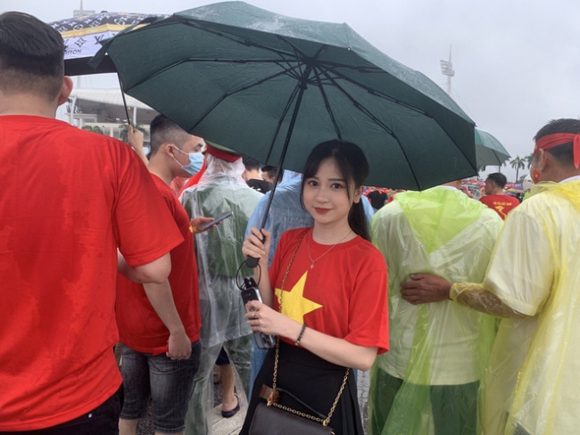 seagames, u23 vietnam, see the beautiful female fans cheering for u23 vietnam: it’s raining but the air is hotter than ever!