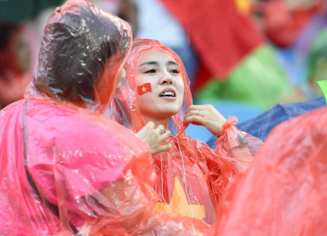 seagames, u23 vietnam, see the beautiful female fans cheering for u23 vietnam: it’s raining but the air is hotter than ever!