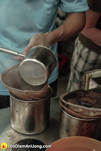 hàng cà phê vợt nổi tiếng hơn 60 năm không ngủ - là chốn dừng chân của rất nhiều người dân sài gòn