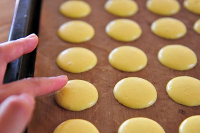 làm bánh macaron, cách làm bánh, bánh macaron, cách làm bánh macaron bằng bột mì cực đơn giản