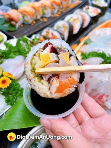 có 1-0-2 quán sushi tự phục vụ, lần đầu tiên tại việt nam cho khách bắt sống tại hồ