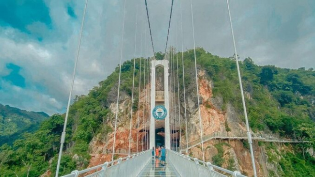 The glass bridges in the Northwest have a very beautiful view, bringing a strong feeling to visitors when checking in