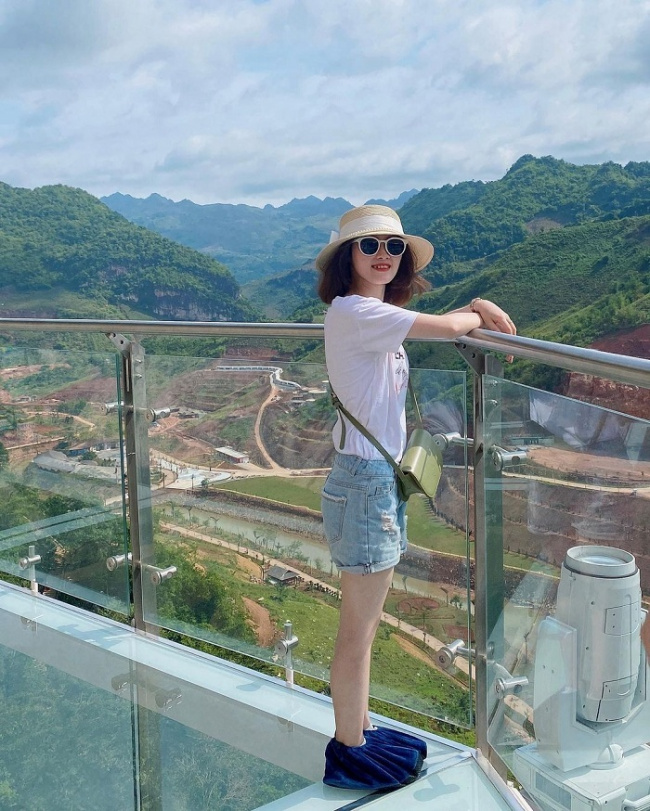 glass bridge, northwest tourism, northwest trip, vietnam check-in, the glass bridges in the northwest have a very beautiful view, bringing a strong feeling to visitors when checking in
