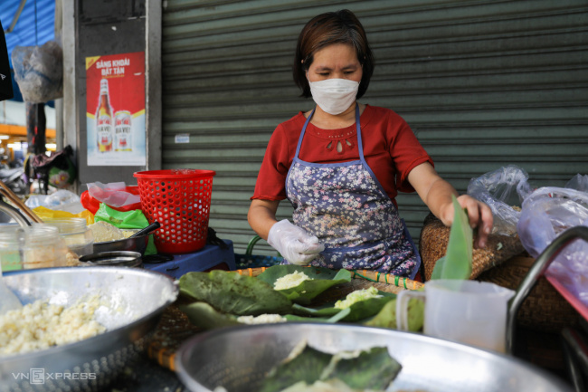 ho chi minh city, saigon cuisine, saigon restaurant, sticky rice wrapped in lotus leaves, sticky rice wrapped in lotus leaves attracts customers in saigon