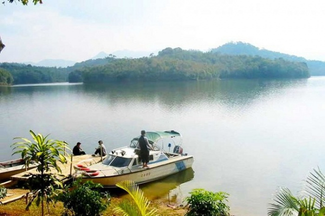 beautiful lake, dien bien destination, pa khoang lake, return to dien bien to visit pa khoang lake, take a boat trip to admire the poetic sky and clouds 