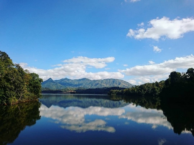 beautiful lake, dien bien destination, pa khoang lake, return to dien bien to visit pa khoang lake, take a boat trip to admire the poetic sky and clouds 
